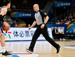 篮球走步裁判如何准确判罚,中枢脚如何判定,常见误判案例有哪些,新手如何避免