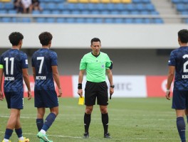 黄牌要给有利进攻吗,裁判如何把握时机,球员如何应对判罚？