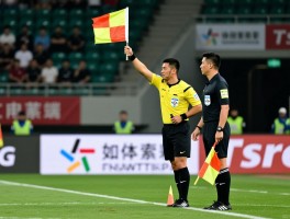 越位边裁举旗方式,如何判断近端远端越位,旗语正确姿势,怎样与主裁配合