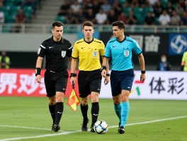 边裁注意要素,如何提高判罚准确性,边裁与主裁怎么配合,边裁的跑位技巧有哪些