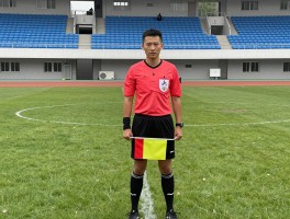 米姐边裁,足球边裁怎么判罚越位,边裁旗语图解,裁判团队如何分工