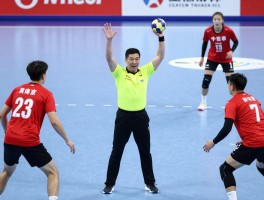 手球时进攻有利吹不吹,什么情况下裁判会吹停比赛,进攻有利原则如何掌握