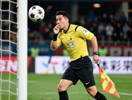 足球进攻有利后怎么吹回来,掌握有利原则的时机,裁判如何判断有利是否形成