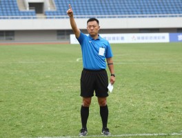 边裁犯规，如何正确判罚,旗语怎么示意,判罚流程是什么,哪些情况不能直接判罚