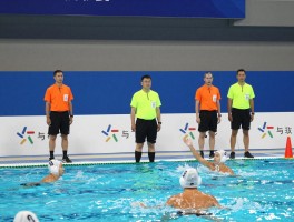 水球比赛边裁,边裁旗语怎么理解,水球边裁怎么判罚越位,裁判团队如何分工