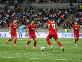 足球比赛有利进攻的战例，哪些经典比赛体现进攻优势，边中结合战术如何运用