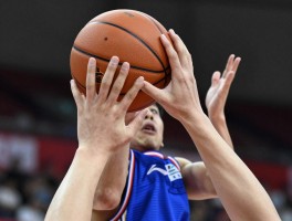 篮球手大有什么好处和坏处,手大如何影响投篮和控球,手小的球员如何弥补劣势