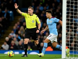 英超曼城最后进攻有利判例解析,裁判如何应用有利原则,何时回判犯规？