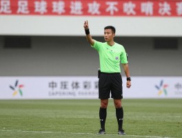 足球有利进攻不吹哨,裁判手势如何识别,什么情况会补吹,有利原则如何掌握