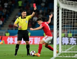 进攻有利能补红牌吗，裁判补牌时机,进攻有利后红牌怎么处理,故意犯规球进了算吗