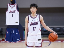 明星穿篮球服：怎么搭配更时尚,如何穿出减龄效果,哪些明星同款值得入手