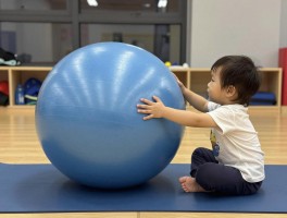 比篮球大的球,健身球尺寸多大,瑜伽球怎么选,哪种球适合亲子互动