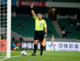 顶边裁,足球判罚偏向如何认定,边裁误判申诉流程,顶边裁是什么意思