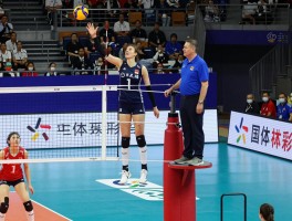 女排边裁坐着执裁引热议,背后原因是什么,国际排联规则如何规定边裁工作姿势