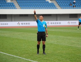 裁判吹了有利进攻的球,什么是有利条款,如何判罚,裁判如何掌握有利原则