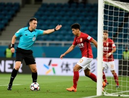 足球犯规规则进攻有利于什么,裁判如何判断,球员如何把握时机,战术如何利用？