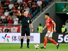 足球有利进攻手势,裁判如何示意,球员如何把握时机,球迷如何看懂？