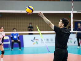 边裁手势气排球,司线员旗示含义,如何正确执旗,与主裁配合要点