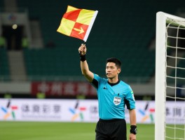 边裁举旗方向是什么意思,足球边裁旗语图解,边裁举旗方向与判罚关系解析