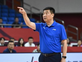 中国男子篮球蓝队,主教练是谁,现在还有吗,当年有哪些球员