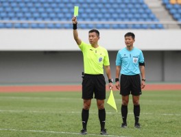 足球边裁举犯规丨旗语如何示意,判罚权限多大,怎样与主裁配合