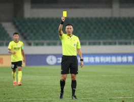 进攻有利时给黄牌,裁判何时补发黄牌,有利后黄牌规则如何执行,为何有时不给牌