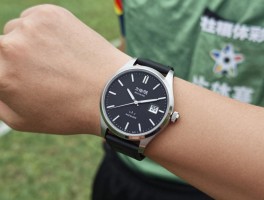 边裁戴表,足球边裁戴什么手表,边裁手表有什么功能,裁判手表如何辅助判罚