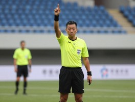 足球裁判进攻有利介绍,进攻有利原则如何判定,裁判有利的手势是什么