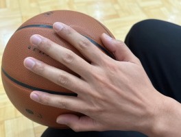 手指被篮球砸了怎么快速消肿,如何判断是否骨折,康复训练怎么做