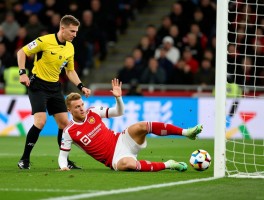 哈兰德被铲倒有利进攻吗,裁判如何判断有利进攻,哈兰德被犯规统计