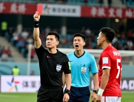 足球边裁吃红牌丨主裁判能否罚下边裁,边裁误判导致冲突怎么处理,球员辱骂边判有何后果