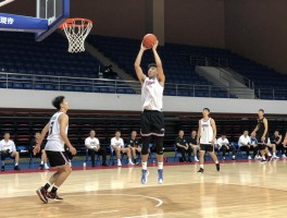 篮球假跳实战全攻略，假跳投怎么练,假跳步如何用,假跳骗防守技巧