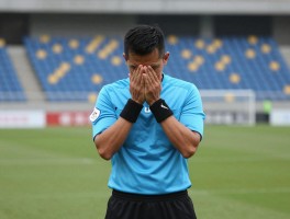 边裁捂脸是什么情况,足球裁判压力管理,VAR技术下边裁职责变化