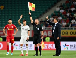 边裁举旗后反应,球员教练如何正确应对,主裁判如何处理边裁举旗