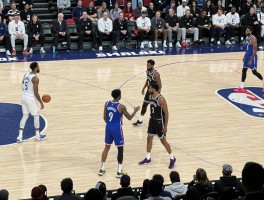 NBA有进攻有利区，合理冲撞区规则是什么，如何影响比赛判罚，球员该如何利用