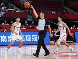 篮球有进攻有利，裁判如何掌握判罚尺度，什么情况下适用，与足球规则有何不同