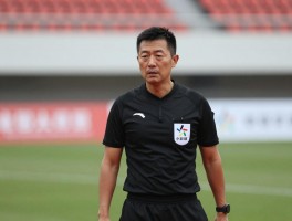 边裁面部表情解读,如何观察判罚心理,压力下如何保持专业