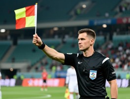 边裁举小旗什么意思,旗语图解,越位判罚技巧,如何看懂足球边裁手势