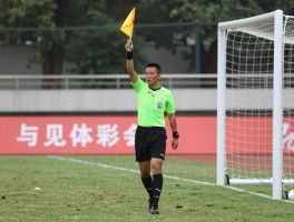 球门球边裁举旗,举旗方向是什么,正确姿势如何,常见错误有哪些