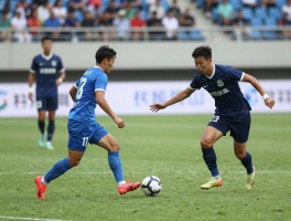 后卫手球后进攻有利,如何判断有利原则,怎样利用犯规反击,何时该继续比赛