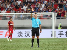 进攻有利吹哨马上进球,裁判何时应延迟吹哨,进球后是否补牌,球迷如何判断有利