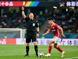 进攻有利用吹哨吗,裁判何时鸣哨,有利原则如何把握,球员该如何应对