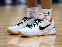 科比系列篮球鞋1代选购指南,实战性能如何,复刻版本有哪些改进,哪款更适合初学者