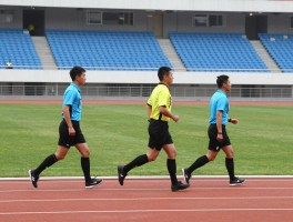 边裁怎么跑动：边裁跑位有几种方法,如何与主裁保持配合,边裁跑动基本原则是什么