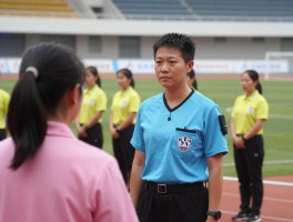 女性边裁的职责是什么,她们面临哪些挑战,如何成为专业边裁