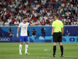 决赛法国队进攻有利被吹,裁判判罚标准是什么,为何引发巨大争议
