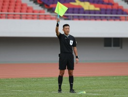 边裁举旗的规则,越位时如何举旗,界外球角球旗语是什么,举旗后主裁不吹怎么办