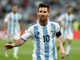 足球史上最伟大的球员是谁,评判标准是什么,梅西贝利马拉多纳谁更强,为何C罗排名有争议