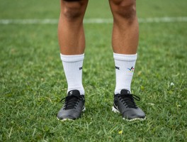 球员的袜子如何选，足球篮球袜有啥区别，职业球员为何剪破袜子