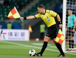 足球换人边裁：边裁在换人时做什么,换人旗语如何示意,违规换人边裁如何处理